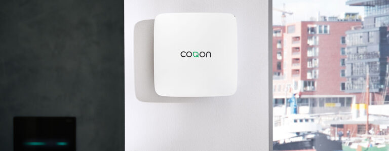 Blick auf eine im Gebäude installierte coqon Box für smart home Technik.